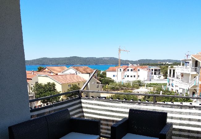 Апартаменты на Šibenik-Brodarica - Aпартамент в Brodarica c Вид на море, балкон, Спутниковое / кабельное телевидение, WIFI (4731-4) Апартаменты на Šibenik-Brodarica - Aпартамент в Brodarica c Вид на море, балкон, Спутниковое / кабельное телевидение, WIFI (4731-4)