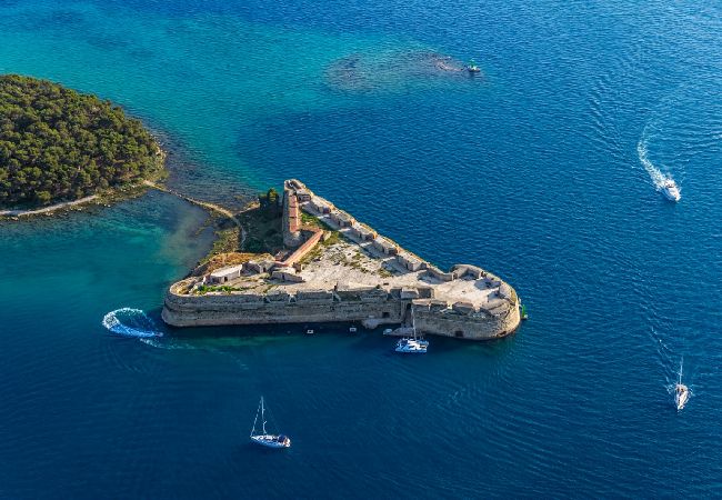 Апартаменты на Šibenik-Brodarica - Aпартамент в Brodarica c Вид на море, балкон, Спутниковое / кабельное телевидение, WIFI (4731-4) Апартаменты на Šibenik-Brodarica - Aпартамент в Brodarica c Вид на море, балкон, Спутниковое / кабельное телевидение, WIFI (4731-4)