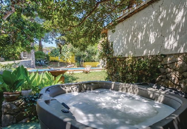 Дом на Mali Lošinj - дом отдыха в Мали-Лошинь c терраса, Спутниковое / кабельное телевидение, WIFI, Балкон / Терраса (4780-1) Дом на Mali Lošinj - дом отдыха в Мали-Лошинь c терраса, Спутниковое / кабельное телевидение, WIFI, Балкон / Терраса (4780-1)