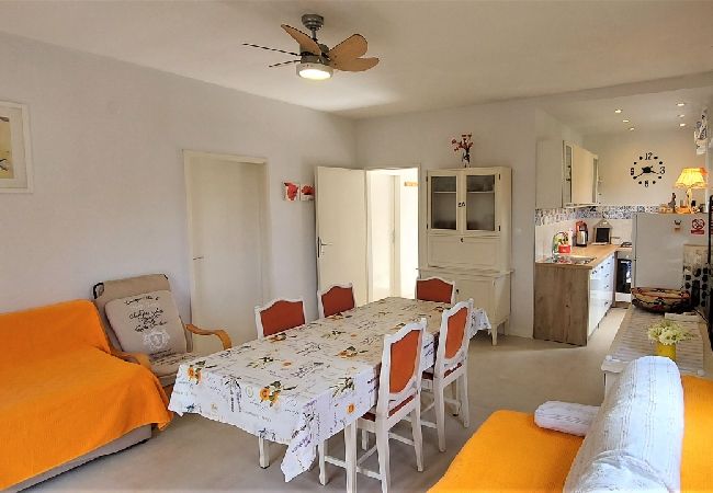 Апартаменты на Slatine - Aпартамент в Слатине c Вид на море, терраса, WIFI (4785-1) Апартаменты на Slatine - Aпартамент в Слатине c Вид на море, терраса, WIFI (4785-1)