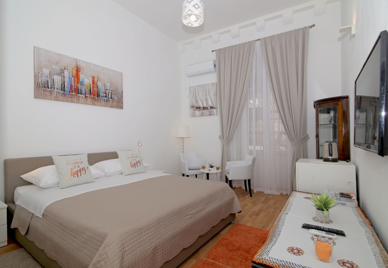 Rent by room на Dubrovnik - Комната в Дубровник  c Спутниковое / кабельное телевидение, WIFI, Балкон / Терраса (4246-3)