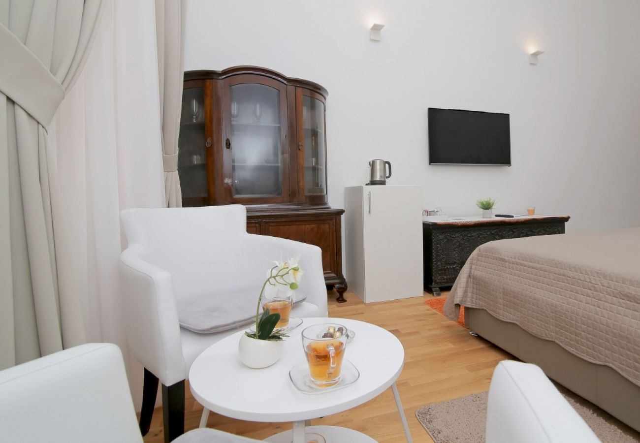 Rent by room на Dubrovnik - Комната в Дубровник  c Спутниковое / кабельное телевидение, WIFI, Балкон / Терраса (4246-3)