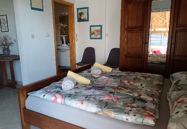 Квартира-студия на Biograd na moru - студио Апартамент в Биоград-на-Мору c Вид на море, терраса, Спутниковое / кабельное телевидение, WIFI (4818-5) Квартира-студия на Biograd na moru - студио Апартамент в Биоград-на-Мору c Вид на море, терраса, Спутниковое / кабельное телевидение, WIFI (4818-5)