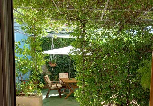 Rent by room на Nerezine - Комната в Нерезине c терраса, WIFI (4827-5) Rent by room на Nerezine - Комната в Нерезине c терраса, WIFI (4827-5)