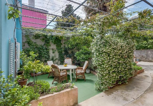 Rent by room на Nerezine - Комната в Нерезине c терраса, WIFI (4827-5) Rent by room на Nerezine - Комната в Нерезине c терраса, WIFI (4827-5)