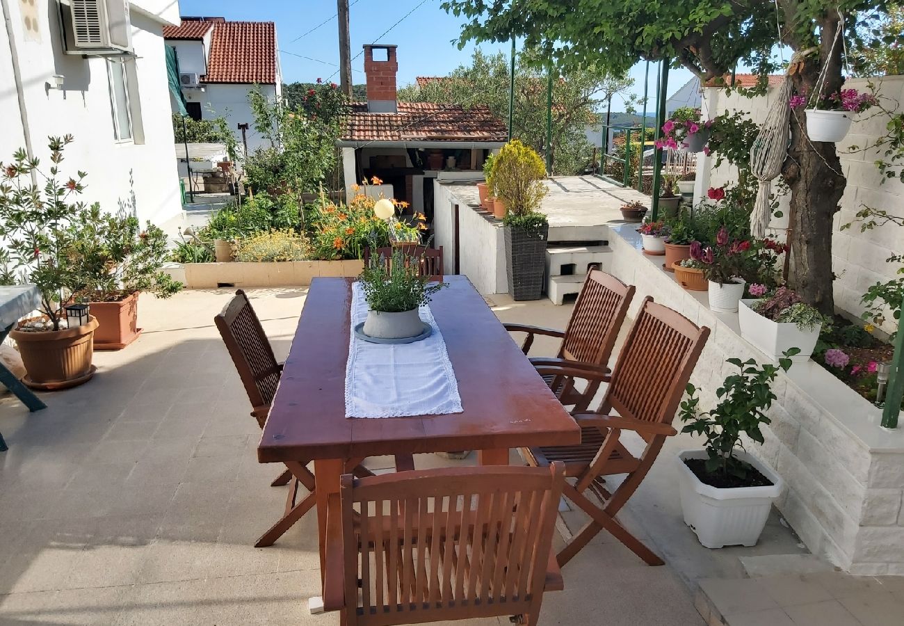 Квартира-студия на Hvar - Studioapartment in Hvar-Stadt mit Terrasse, Klimaanlage, W-LAN, Waschmaschine (4858-1)