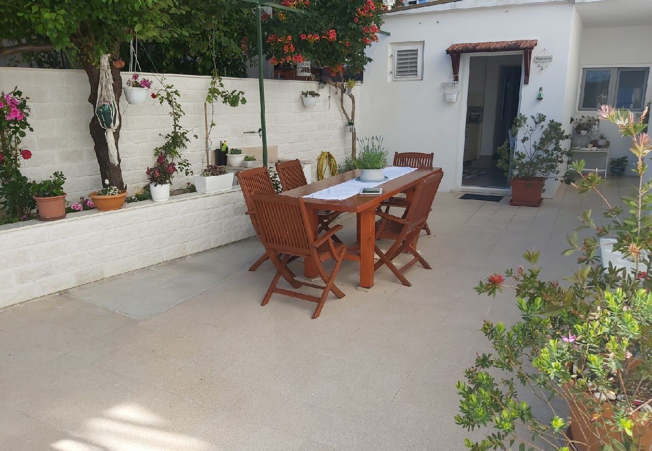 Квартира-студия на Hvar - Studioapartment in Hvar-Stadt mit Terrasse, Klimaanlage, W-LAN, Waschmaschine (4858-1)