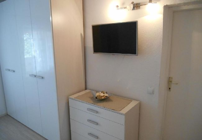 Квартира-студия на Hvar - студио Апартамент в Хвар c терраса, Спутниковое / кабельное телевидение, WIFI, инвалидности (4858-3) Квартира-студия на Hvar - студио Апартамент в Хвар c терраса, Спутниковое / кабельное телевидение, WIFI, инвалидности (4858-3)