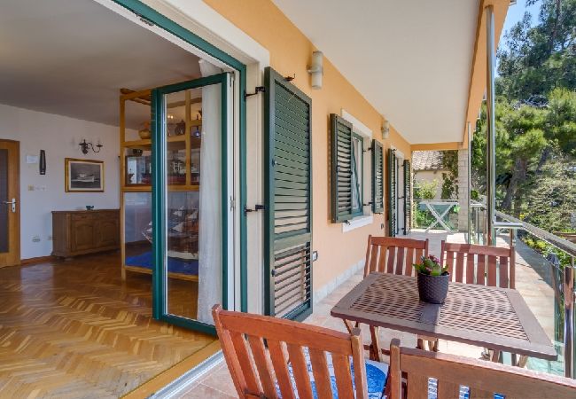 Апартаменты на Mali Lošinj - Aпартамент в Мали-Лошинь c Вид на море, балкон, Спутниковое / кабельное телевидение, WIFI (4896-4) Апартаменты на Mali Lošinj - Aпартамент в Мали-Лошинь c Вид на море, балкон, Спутниковое / кабельное телевидение, WIFI (4896-4)