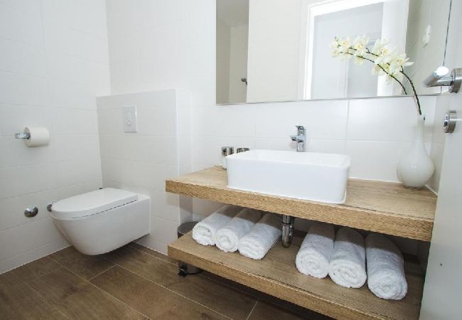 Апартаменты на Vodice - Aпартамент в Водице c терраса, Спутниковое / кабельное телевидение, WIFI, инвалидности (4932-1) Апартаменты на Vodice - Aпартамент в Водице c терраса, Спутниковое / кабельное телевидение, WIFI, инвалидности (4932-1)