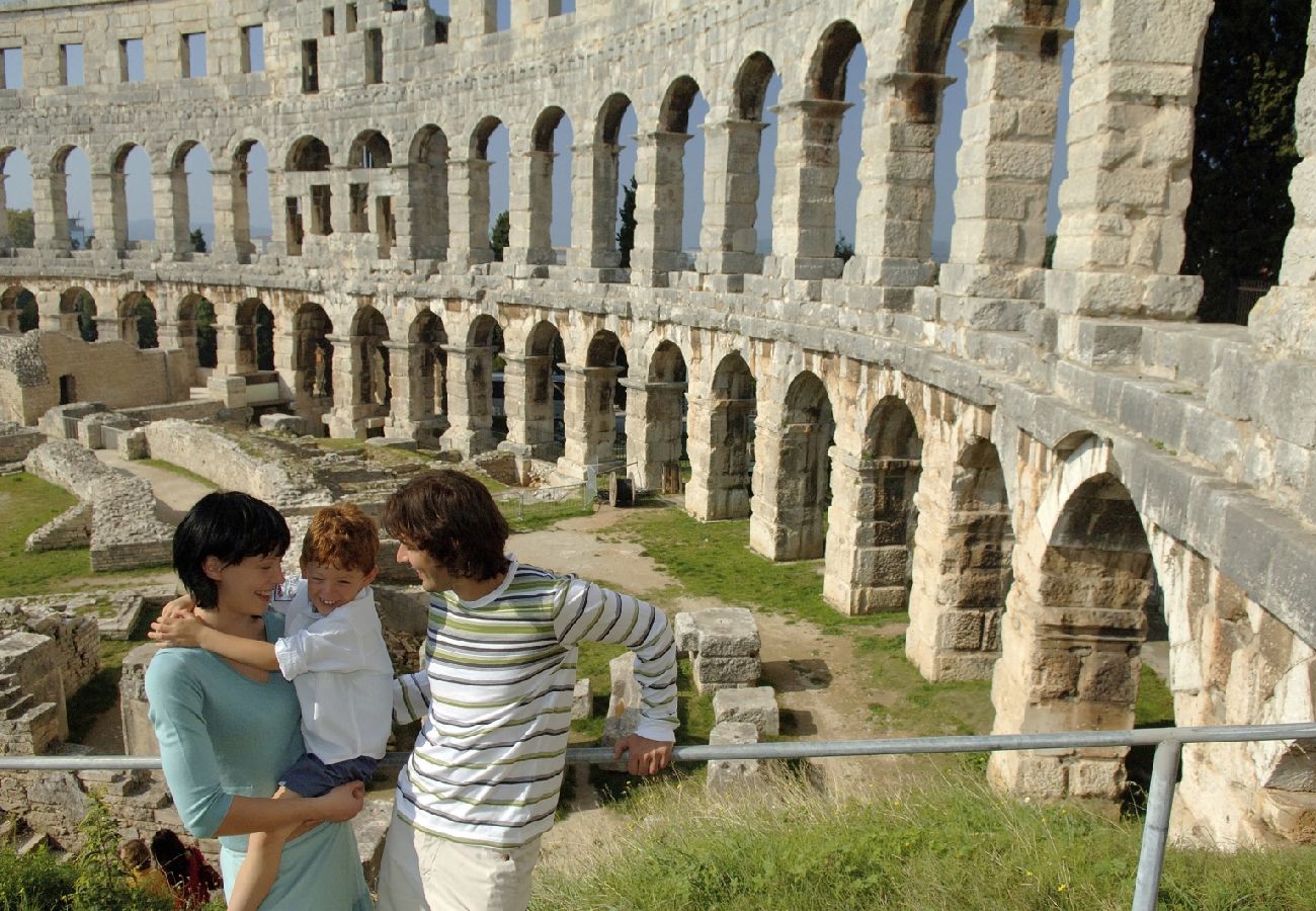 Апартаменты на Štinjan - Aпартамент в Štinjan c Вид на море, терраса, Спутниковое / кабельное телевидение, WIFI (5018-1)