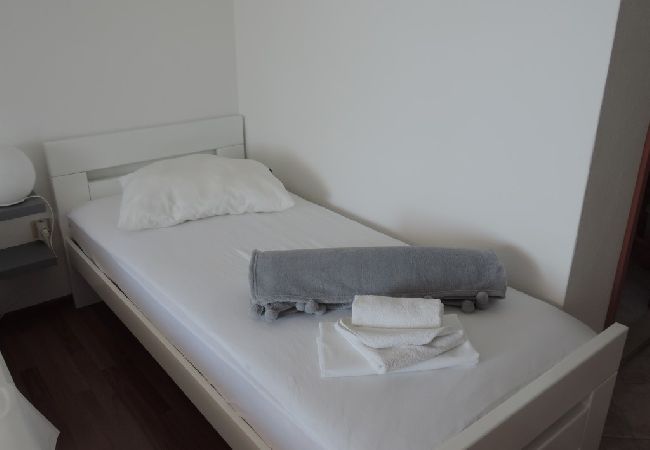 Rent by room на Brela - Комната в Брела c Вид на море, терраса, Спутниковое / кабельное телевидение, WIFI (4947-2) Rent by room на Brela - Комната в Брела c Вид на море, терраса, Спутниковое / кабельное телевидение, WIFI (4947-2)