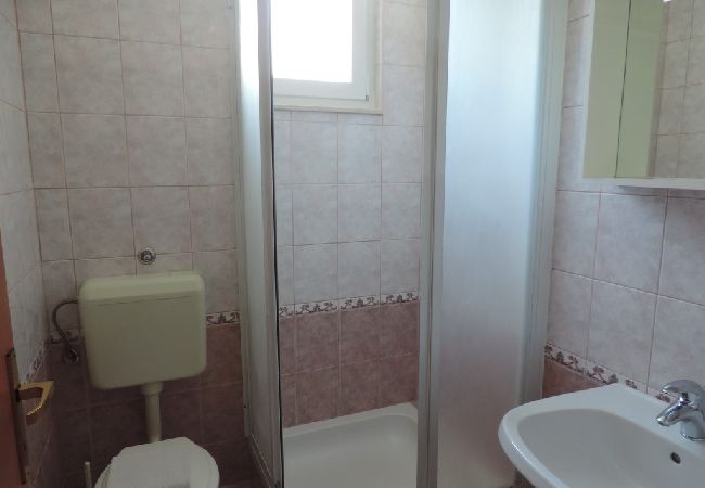Rent by room на Brela - Комната в Брела c Вид на море, терраса, Спутниковое / кабельное телевидение, WIFI (4947-2) Rent by room на Brela - Комната в Брела c Вид на море, терраса, Спутниковое / кабельное телевидение, WIFI (4947-2)