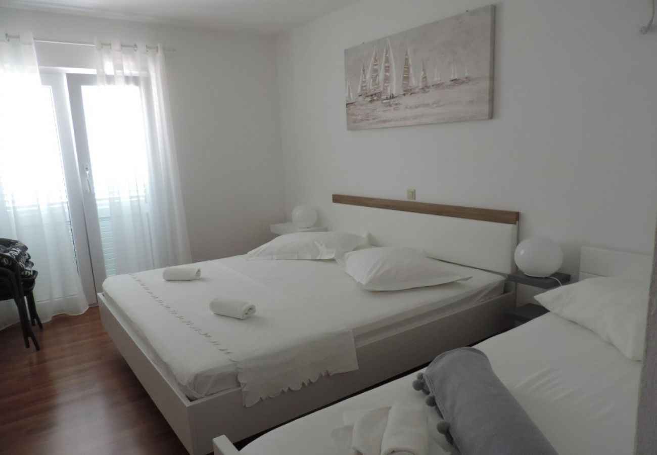 Rent by room на Brela - Комната в Брела c Вид на море, терраса, Спутниковое / кабельное телевидение, WIFI (4947-2)