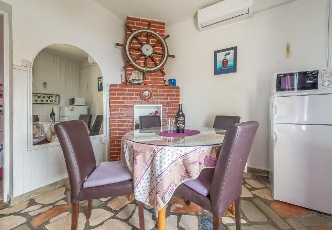 Апартаменты на Okrug Gornji - Aпартамент в Округ Горњи c Вид на море, терраса, Спутниковое / кабельное телевидение, WIFI (5046-2) Апартаменты на Okrug Gornji - Aпартамент в Округ Горњи c Вид на море, терраса, Спутниковое / кабельное телевидение, WIFI (5046-2)