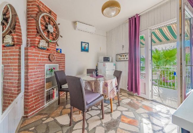 Апартаменты на Okrug Gornji - Aпартамент в Округ Горњи c Вид на море, терраса, Спутниковое / кабельное телевидение, WIFI (5046-2) Апартаменты на Okrug Gornji - Aпартамент в Округ Горњи c Вид на море, терраса, Спутниковое / кабельное телевидение, WIFI (5046-2)