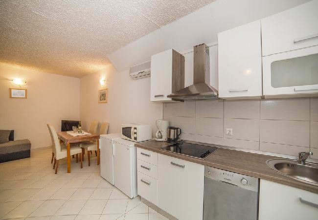 Апартаменты на Okrug Gornji - Aпартамент в Округ Горњи c терраса, Спутниковое / кабельное телевидение, WIFI, инвалидности (5048-3) Апартаменты на Okrug Gornji - Aпартамент в Округ Горњи c терраса, Спутниковое / кабельное телевидение, WIFI, инвалидности (5048-3)