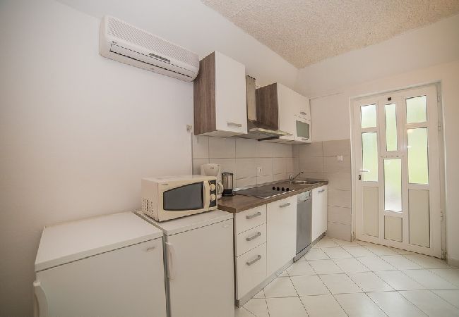 Апартаменты на Okrug Gornji - Aпартамент в Округ Горњи c терраса, Спутниковое / кабельное телевидение, WIFI, инвалидности (5048-3) Апартаменты на Okrug Gornji - Aпартамент в Округ Горњи c терраса, Спутниковое / кабельное телевидение, WIFI, инвалидности (5048-3)