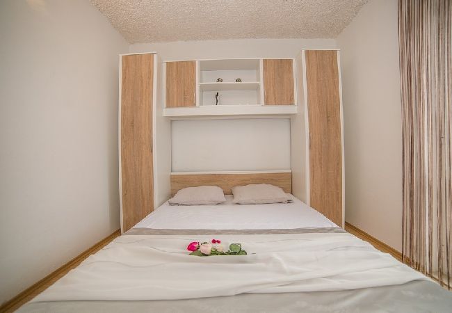 Апартаменты на Okrug Gornji - Aпартамент в Округ Горњи c терраса, Спутниковое / кабельное телевидение, WIFI, инвалидности (5048-3) Апартаменты на Okrug Gornji - Aпартамент в Округ Горњи c терраса, Спутниковое / кабельное телевидение, WIFI, инвалидности (5048-3)