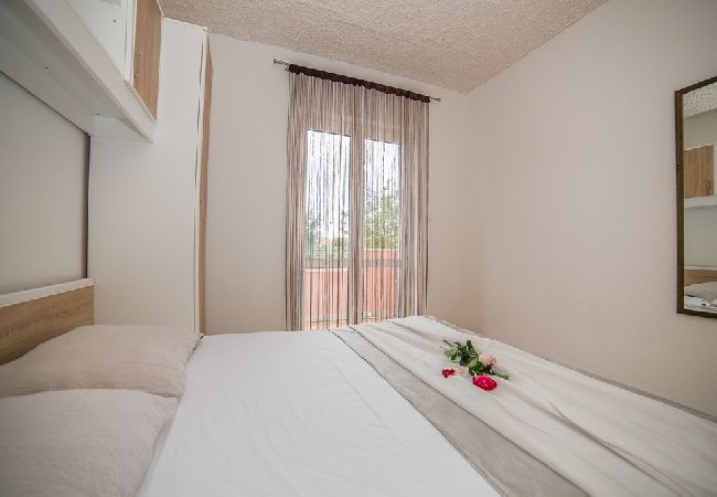 Апартаменты на Okrug Gornji - Aпартамент в Округ Горњи c терраса, Спутниковое / кабельное телевидение, WIFI, инвалидности (5048-3) Апартаменты на Okrug Gornji - Aпартамент в Округ Горњи c терраса, Спутниковое / кабельное телевидение, WIFI, инвалидности (5048-3)