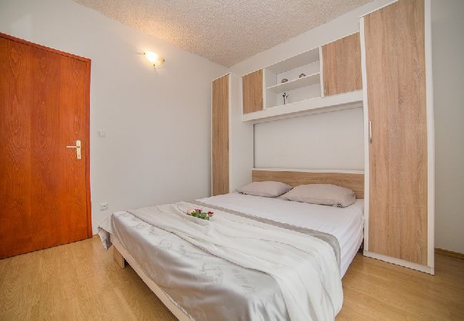 Апартаменты на Okrug Gornji - Aпартамент в Округ Горњи c терраса, Спутниковое / кабельное телевидение, WIFI, инвалидности (5048-3) Апартаменты на Okrug Gornji - Aпартамент в Округ Горњи c терраса, Спутниковое / кабельное телевидение, WIFI, инвалидности (5048-3)