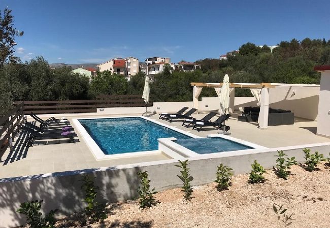 Апартаменты на Okrug Gornji - Aпартамент в Округ Горњи c терраса, Спутниковое / кабельное телевидение, WIFI, инвалидности (5048-3) Апартаменты на Okrug Gornji - Aпартамент в Округ Горњи c терраса, Спутниковое / кабельное телевидение, WIFI, инвалидности (5048-3)