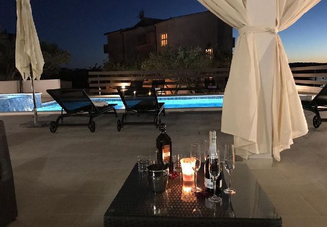 Апартаменты на Okrug Gornji - Aпартамент в Округ Горњи c терраса, Спутниковое / кабельное телевидение, WIFI, инвалидности (5048-3) Апартаменты на Okrug Gornji - Aпартамент в Округ Горњи c терраса, Спутниковое / кабельное телевидение, WIFI, инвалидности (5048-3)