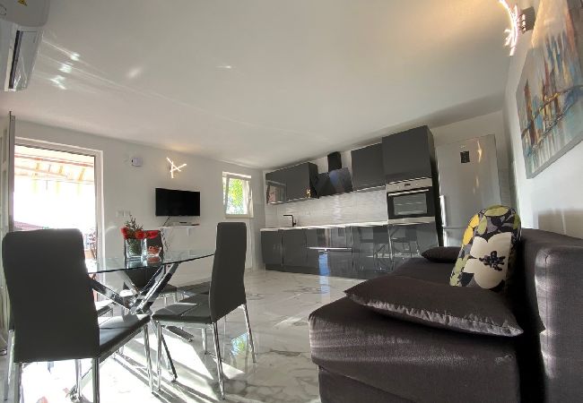 Апартаменты на Okrug Gornji - Aпартамент в Округ Горњи c балкон, Спутниковое / кабельное телевидение, WIFI, инвалидности (5048-1) Апартаменты на Okrug Gornji - Aпартамент в Округ Горњи c балкон, Спутниковое / кабельное телевидение, WIFI, инвалидности (5048-1)