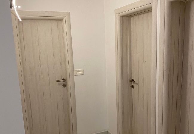 Апартаменты на Okrug Gornji - Aпартамент в Округ Горњи c балкон, Спутниковое / кабельное телевидение, WIFI, инвалидности (5048-1) Апартаменты на Okrug Gornji - Aпартамент в Округ Горњи c балкон, Спутниковое / кабельное телевидение, WIFI, инвалидности (5048-1)