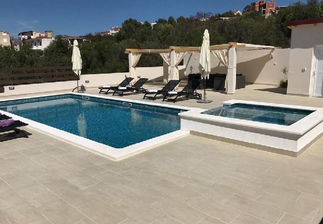 Апартаменты на Okrug Gornji - Aпартамент в Округ Горњи c балкон, Спутниковое / кабельное телевидение, WIFI, инвалидности (5048-1) Апартаменты на Okrug Gornji - Aпартамент в Округ Горњи c балкон, Спутниковое / кабельное телевидение, WIFI, инвалидности (5048-1)