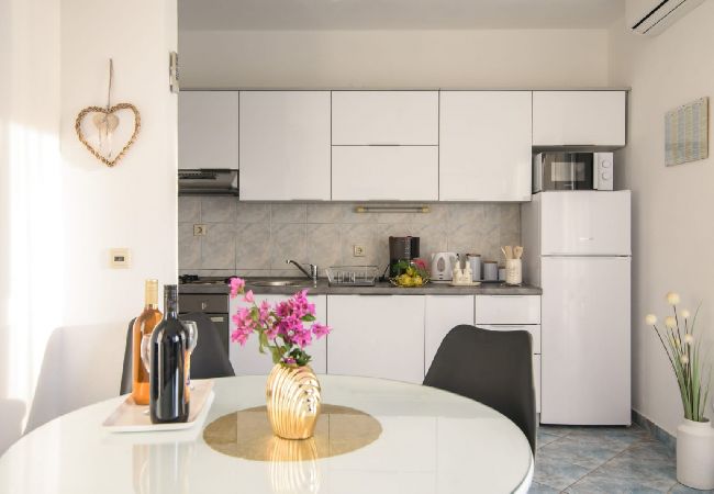 Апартаменты на Okrug Gornji - Aпартамент в Округ Горњи c Вид на море, балкон, Спутниковое / кабельное телевидение, WIFI (5049-2) Апартаменты на Okrug Gornji - Aпартамент в Округ Горњи c Вид на море, балкон, Спутниковое / кабельное телевидение, WIFI (5049-2)