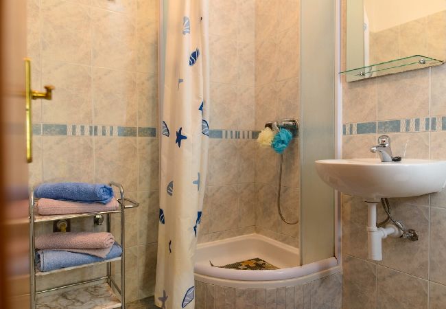 Апартаменты на Okrug Gornji - Aпартамент в Округ Горњи c Вид на море, балкон, Спутниковое / кабельное телевидение, WIFI (5049-2) Апартаменты на Okrug Gornji - Aпартамент в Округ Горњи c Вид на море, балкон, Спутниковое / кабельное телевидение, WIFI (5049-2)