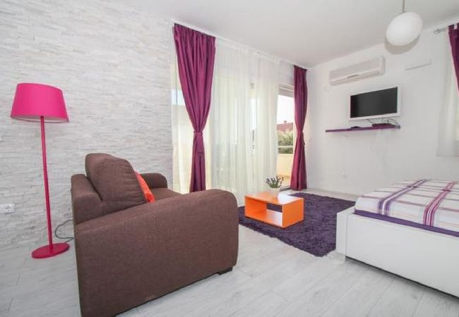 Квартира-студия на Okrug Gornji - студио Апартамент в Округ Горњи c терраса, Спутниковое / кабельное телевидение, WIFI, Балкон / Терраса (5051-1) Квартира-студия на Okrug Gornji - студио Апартамент в Округ Горњи c терраса, Спутниковое / кабельное телевидение, WIFI, Балкон / Терраса (5051-1)