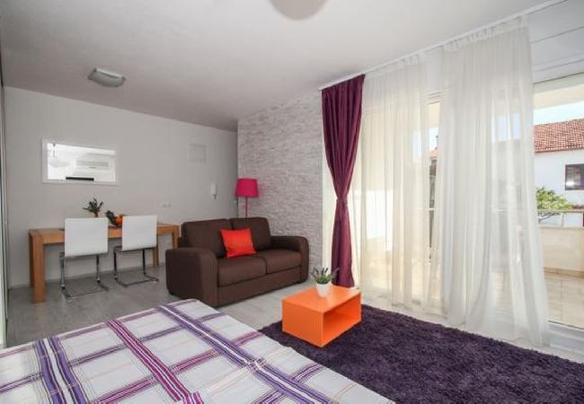 Квартира-студия на Okrug Gornji - студио Апартамент в Округ Горњи c терраса, Спутниковое / кабельное телевидение, WIFI, Балкон / Терраса (5051-1) Квартира-студия на Okrug Gornji - студио Апартамент в Округ Горњи c терраса, Спутниковое / кабельное телевидение, WIFI, Балкон / Терраса (5051-1)