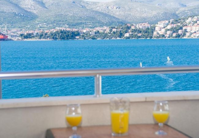 Квартира-студия на Okrug Gornji - студио Апартамент в Округ Горњи c терраса, Спутниковое / кабельное телевидение, WIFI, Балкон / Терраса (5051-1) Квартира-студия на Okrug Gornji - студио Апартамент в Округ Горњи c терраса, Спутниковое / кабельное телевидение, WIFI, Балкон / Терраса (5051-1)