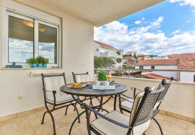 Апартаменты на Okrug Gornji - Aпартамент в Округ Горњи c Вид на море, терраса, Спутниковое / кабельное телевидение, WIFI (5051-2) Апартаменты на Okrug Gornji - Aпартамент в Округ Горњи c Вид на море, терраса, Спутниковое / кабельное телевидение, WIFI (5051-2)