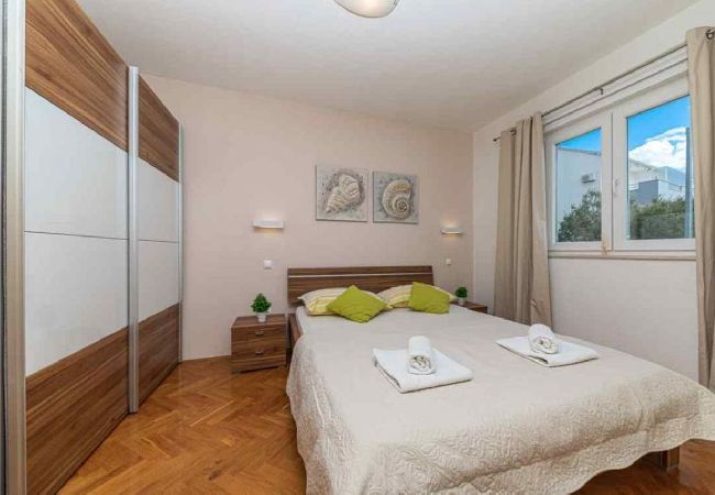 Апартаменты на Okrug Gornji - Aпартамент в Округ Горњи c Вид на море, терраса, Спутниковое / кабельное телевидение, WIFI (5051-2) Апартаменты на Okrug Gornji - Aпартамент в Округ Горњи c Вид на море, терраса, Спутниковое / кабельное телевидение, WIFI (5051-2)