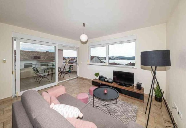 Апартаменты на Okrug Gornji - Aпартамент в Округ Горњи c Вид на море, терраса, Спутниковое / кабельное телевидение, WIFI (5051-2) Апартаменты на Okrug Gornji - Aпартамент в Округ Горњи c Вид на море, терраса, Спутниковое / кабельное телевидение, WIFI (5051-2)