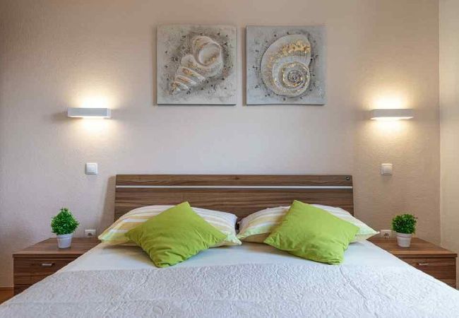 Апартаменты на Okrug Gornji - Aпартамент в Округ Горњи c Вид на море, терраса, Спутниковое / кабельное телевидение, WIFI (5051-2) Апартаменты на Okrug Gornji - Aпартамент в Округ Горњи c Вид на море, терраса, Спутниковое / кабельное телевидение, WIFI (5051-2)