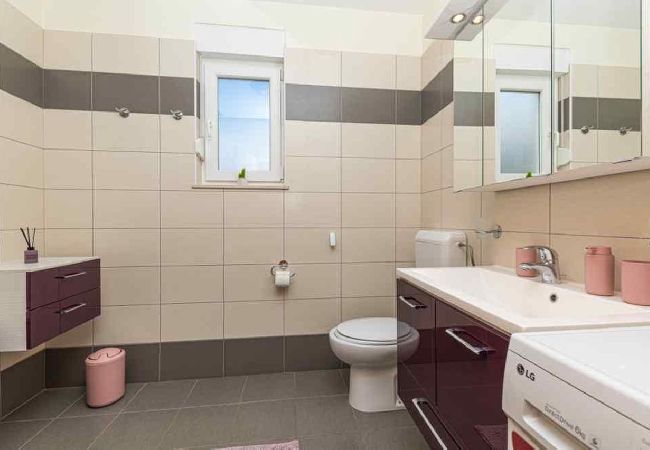 Апартаменты на Okrug Gornji - Aпартамент в Округ Горњи c Вид на море, терраса, Спутниковое / кабельное телевидение, WIFI (5051-2) Апартаменты на Okrug Gornji - Aпартамент в Округ Горњи c Вид на море, терраса, Спутниковое / кабельное телевидение, WIFI (5051-2)