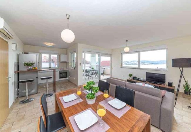 Апартаменты на Okrug Gornji - Aпартамент в Округ Горњи c Вид на море, терраса, Спутниковое / кабельное телевидение, WIFI (5051-2) Апартаменты на Okrug Gornji - Aпартамент в Округ Горњи c Вид на море, терраса, Спутниковое / кабельное телевидение, WIFI (5051-2)