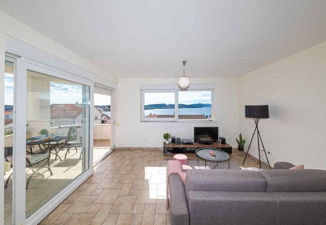 Апартаменты на Okrug Gornji - Aпартамент в Округ Горњи c Вид на море, терраса, Спутниковое / кабельное телевидение, WIFI (5051-2) Апартаменты на Okrug Gornji - Aпартамент в Округ Горњи c Вид на море, терраса, Спутниковое / кабельное телевидение, WIFI (5051-2)