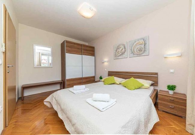 Апартаменты на Okrug Gornji - Aпартамент в Округ Горњи c Вид на море, терраса, Спутниковое / кабельное телевидение, WIFI (5051-2) Апартаменты на Okrug Gornji - Aпартамент в Округ Горњи c Вид на море, терраса, Спутниковое / кабельное телевидение, WIFI (5051-2)