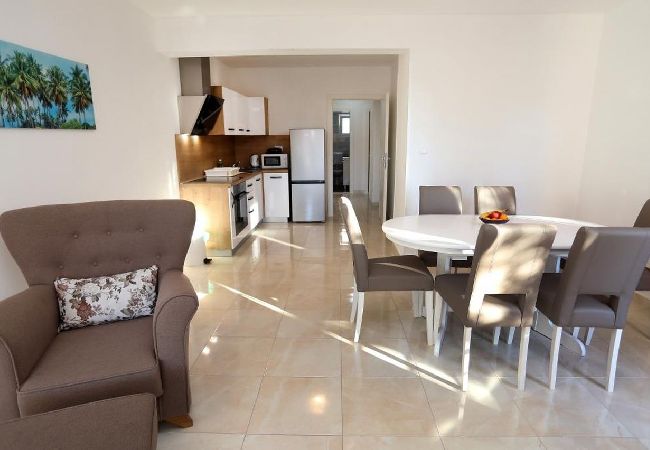 Апартаменты на Okrug Gornji - Aпартамент в Округ Горњи c Вид на море, терраса, Спутниковое / кабельное телевидение, WIFI (5059-2) Апартаменты на Okrug Gornji - Aпартамент в Округ Горњи c Вид на море, терраса, Спутниковое / кабельное телевидение, WIFI (5059-2)