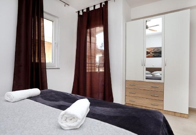 Апартаменты на Okrug Gornji - Aпартамент в Округ Горњи c Вид на море, терраса, Спутниковое / кабельное телевидение, WIFI (5059-2) Апартаменты на Okrug Gornji - Aпартамент в Округ Горњи c Вид на море, терраса, Спутниковое / кабельное телевидение, WIFI (5059-2)