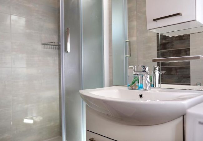 Апартаменты на Okrug Gornji - Aпартамент в Округ Горњи c Вид на море, терраса, Спутниковое / кабельное телевидение, WIFI (5059-2) Апартаменты на Okrug Gornji - Aпартамент в Округ Горњи c Вид на море, терраса, Спутниковое / кабельное телевидение, WIFI (5059-2)