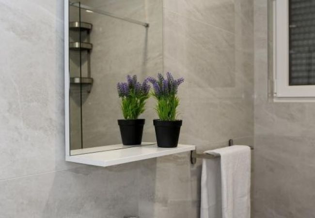 Апартаменты на Okrug Gornji - Aпартамент в Округ Горњи c терраса, Спутниковое / кабельное телевидение, WIFI, Балкон / Терраса (5070-1) Апартаменты на Okrug Gornji - Aпартамент в Округ Горњи c терраса, Спутниковое / кабельное телевидение, WIFI, Балкон / Терраса (5070-1)