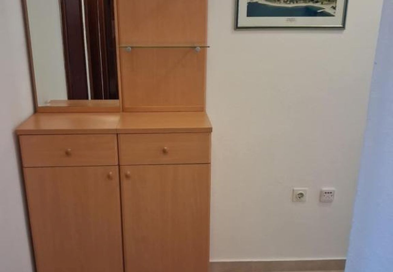 Апартаменты на Vinišce - Aпартамент в Vinišće c Вид на море, терраса, Спутниковое / кабельное телевидение, WIFI (4752-1)