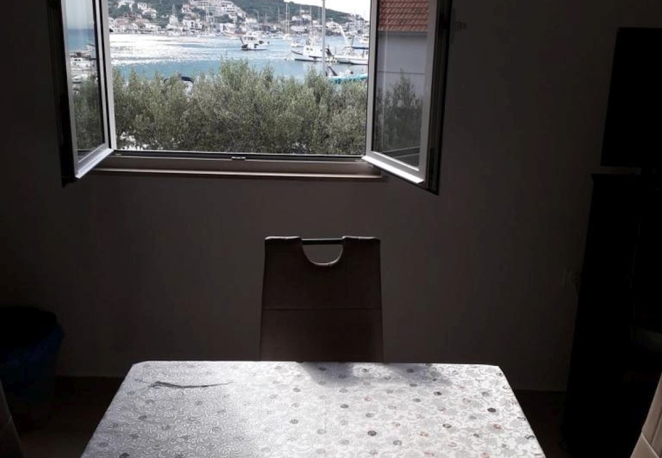 Апартаменты на Vinišce - Aпартамент в Vinišće c Вид на море, терраса, Спутниковое / кабельное телевидение, WIFI (4752-1)