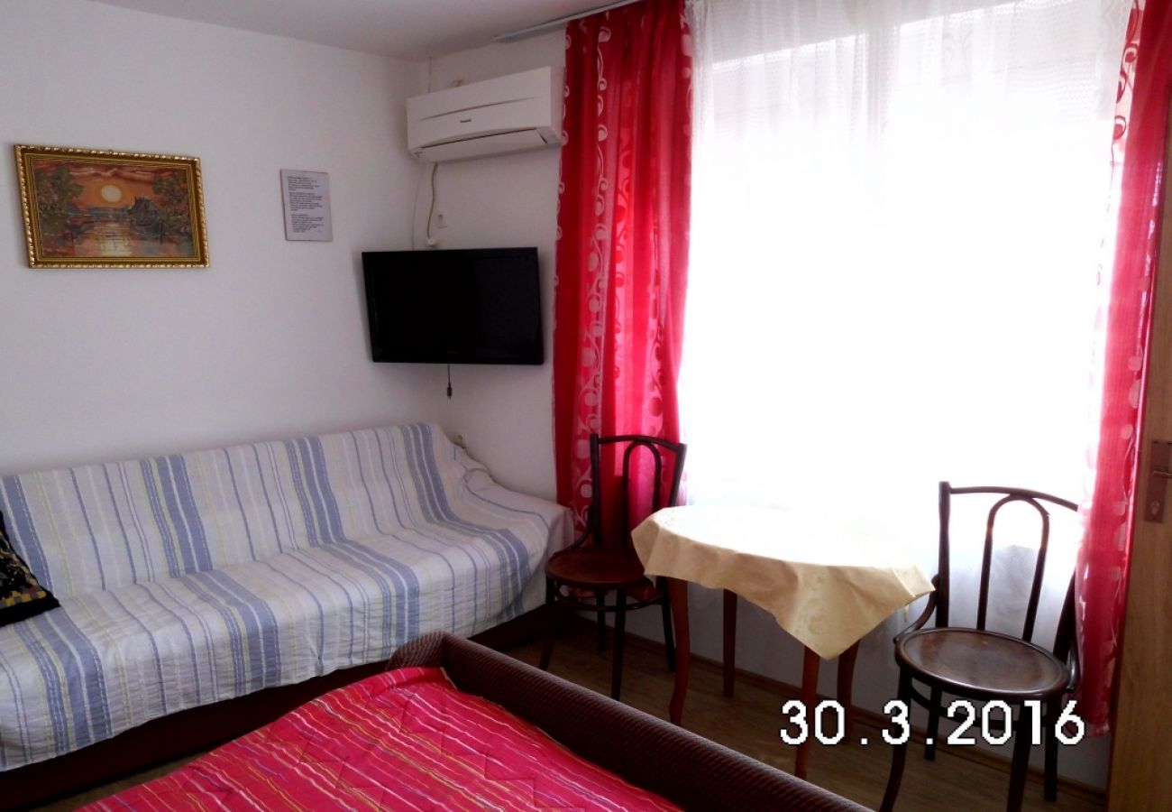 Rent by room на Novi Vinodolski - Комната в Нови-Винодолски c Вид на море, балкон, Спутниковое / кабельное телевидение, WIFI (3541-3)